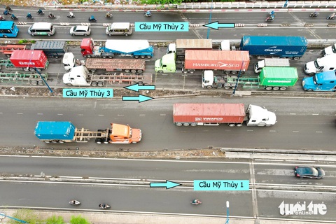 Đẩy tiến độ nút giao Mỹ Thủy, sớm đồng bộ hạ tầng cửa Đông TP.HCM- Ảnh 5. Theo thiết kế, dự án thành phần xây dựng cầu Mỹ Thủy 3, sau khi hoàn thành sẽ cùng với cầu Mỹ Thủy 1 và cầu Mỹ Thủy 2 có tổng bề rộng 60m, cho 10 làn xe ô tô và 2 làn xe máy lưu thông (hiện nay mỗi cầu chỉ cho 2 làn xe ô tô và 1 làn xe máy) - Ảnh: PHƯƠNG NHI