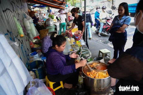hàng rong - Phương Quyên Nhân viên văn phòng tại trung tâm TP.HCM chuộng các gánh hàng rong. Trong ảnh: Khách chờ mua canh bún tại một gánh vỉa hè trên đường Hai Bà Trưng (quận 1)