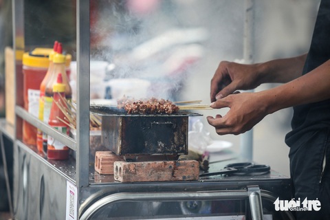 Thức ăn đường phố, hàng rong: Thấy thì 'dơ dơ' nhưng cứ tặc lưỡi cho qua- Ảnh 6. Thực phẩm khi nướng cháy cùng với việc người bán không sử dụng bao tay dễ gây ảnh hưởng đến sức khỏe
