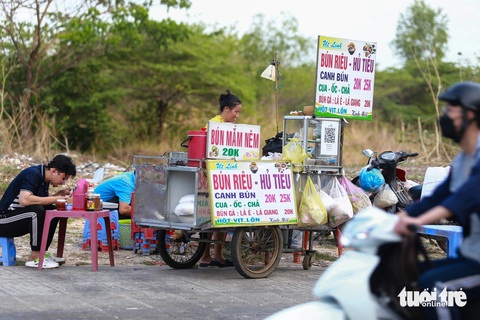 Thức ăn đường phố, hàng rong: Thấy thì 'dơ dơ' nhưng cứ tặc lưỡi cho qua- Ảnh 12. Với giá rẻ, phù hợp với túi tiền, những hàng quán này được sinh viên ưa chuộng. Tuy nhiên, vấn đề an toàn thực phẩm vẫn đáng lo ngại khi đa phần bày bán ở vỉa hè, chưa hợp vệ sinh