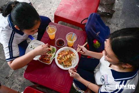 Thức ăn đường phố, hàng rong: Thấy thì 'dơ dơ' nhưng cứ tặc lưỡi cho qua- Ảnh 2. Các món ăn bày bán ở vỉa hè đa phần sử dụng hộp xốp, muỗng nhựa... để đựng. Việc đựng thức ăn trong các hộp xốp không đúng cách sẽ vô cùng nguy hiểm. Các chất độc hại trong hộp xốp có thể được giải phóng, phôi nhiễm vào thực phẩm và theo đường ăn uống ngấm vào cơ thể con người, gây ra các bệnh nguy hiểm.