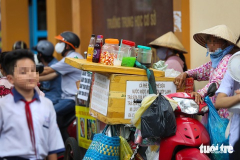 Thức ăn đường phố, hàng rong: Thấy thì 'dơ dơ' nhưng cứ tặc lưỡi cho qua- Ảnh 4. Các loại thạch đi kèm trà sữa với đủ màu sắc không có bao bì, nhãn mác được bày bán trước một cổng trường THCS ở quận Bình Thạnh