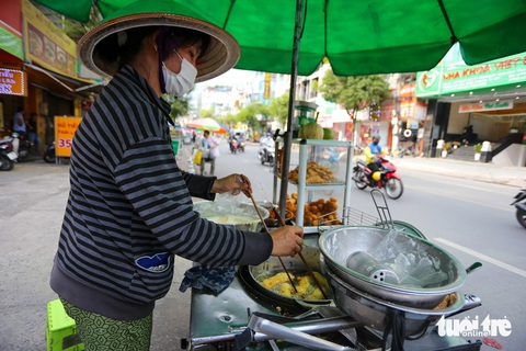Thức ăn đường phố, hàng rong: Thấy thì 'dơ dơ' nhưng cứ tặc lưỡi cho qua- Ảnh 9. Các món sử dụng nhiều dầu mỡ như chuối chiên... cũng tiềm ẩn nguy cơ mất an toàn vệ sinh thực phẩm