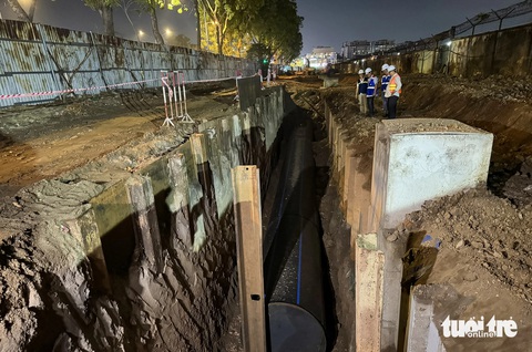 Xuyên đêm di dời công trình điện nước để làm tuyến metro số 2- Ảnh 1. Công trường di dời hạ tầng kỹ thuật thuộc tuyến metro số 2. Ghi nhận tối 9-5 - Ảnh: CHÂU TUẤN