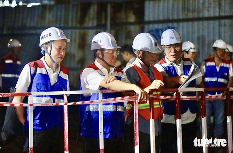 Xuyên đêm di dời công trình điện nước để làm tuyến metro số 2- Ảnh 2. Ban Quản lý đường sắt đô thị TP.HCM khảo sát công trường tối 9-5 - Ảnh: CHÂU TUẤN