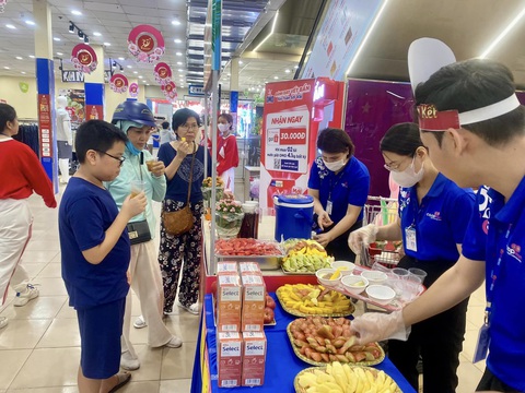 Saigon Co.op tặng 450.000 phần quà tri ân khách hàng mừng tháng sinh nhật- Ảnh 2. Các mặt hàng trái cây được Co.opmart, Co.opXtra giảm giá 35% thu hút sự quan tâm của người tiêu dùng - Ảnh: SAIGON CO.OP