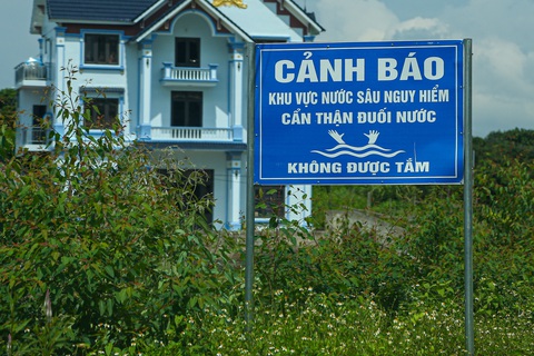 Một biển cảnh báo nước sâu nguy hiểm, tránh đuối nước được lực lượng chức năng cắm tại tỉnh Bắc Giang - Ảnh: HÀ QUÂN Một biển cảnh báo nước sâu nguy hiểm, tránh đuối nước được lực lượng chức năng cắm tại tỉnh Bắc Giang - Ảnh: HÀ QUÂN