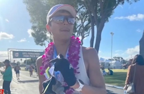 Runner bị tước chức vô địch marathon vì lý do không tưởng- Ảnh 1. Esteban Prado bị tước chức vô địch marathon vì nhận cốc nước từ tay cha mình - Ảnh: Susana Prado