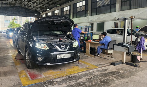 Các trung tâm đăng kiểm phải chấp nhận thanh toán không dùng tiền mặt- Ảnh 1. Đăng kiểm viên đang đo các thông số kỹ thuật của xe vào kiểm định tại trung tâm đăng kiểm 29-01D Hà Nội - Ảnh: TUẤN PHÙNG