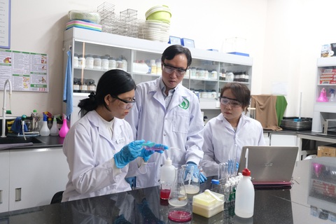 Sinh viên làm màng bọc thực phẩm từ vỏ thanh long, chanh dây- Ảnh 1. Màng bọc thực phẩm được nhóm sinh viên làm trong một tuần - Ảnh: NGỌC PHƯỢNG