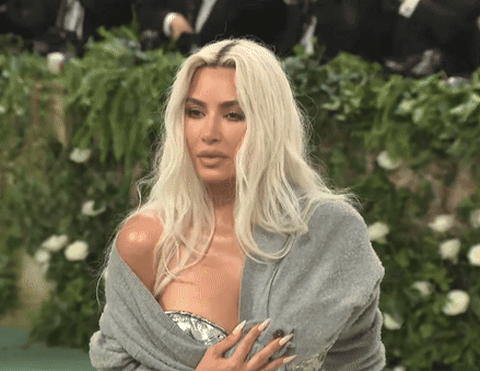 Cận cảnh bộ trang phục gây tranh cãi của Kim Kardashian - Ảnh: ET Cận cảnh bộ trang phục gây tranh cãi của Kim Kardashian - Ảnh: ET