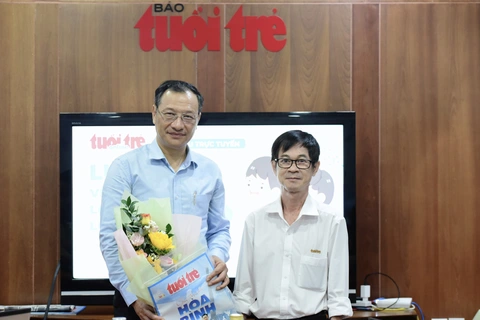 Giải đáp 'nóng' thắc mắc tuyển sinh lớp 1, lớp 6, lớp 10 ở TP.HCM- Ảnh 2. Ông Lê Hoài Nam (trái), phó giám đốc Sở Giáo dục và Đào tạo TP.HCM, đến tham dự chương trình giao lưu trực tuyến tuyển sinh lớp 1, lớp 6, lớp 10 ở TP.HCM do báo Tuổi Trẻ tổ chức sáng 9-5 - Ảnh: DUYÊN PHAN