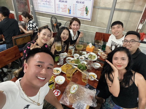 Nhóm bạn Hà Thảo rủ rê vợ chồng chị Hằng nhậu một bữa để tri ân ân tình Điện Biên - Ảnh: NVCC Nhóm bạn Hà Thảo rủ rê vợ chồng chị Hằng ăn một bữa để tri ân ân tình Điện Biên - Ảnh: NVCC