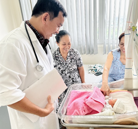 6 lần vụt cơ hội làm mẹ và quả ngọt xứng đáng cho những chờ mong- Ảnh 2. Bệnh viện quốc tế Phương Châu và gia đình chào đón thiên thần nhỏ của mình- Ảnh: BV cung cấp