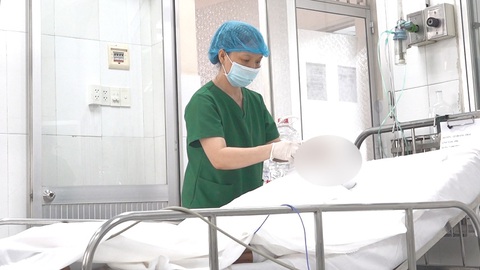 Sửa cáp ngầm, 4 công nhân Điện lực Chợ Lớn TP.HCM bị bỏng do chập điện- Ảnh 1. Một công nhân bị phỏng toàn thân, trong tình trạng nguy kịch đang được điều trị tại Bệnh viện Chợ Rẫy (TP.HCM) - Ảnh: Bệnh viện cung cấp