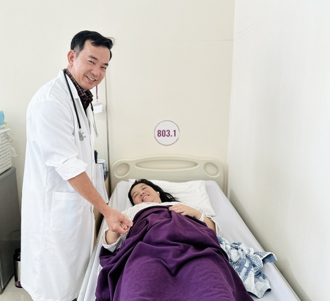 6 lần vụt cơ hội làm mẹ và quả ngọt xứng đáng cho những chờ mong- Ảnh 3. Bác sĩ thăm khám mẹ bầu sau sinh. Ảnh: BV cung cấp