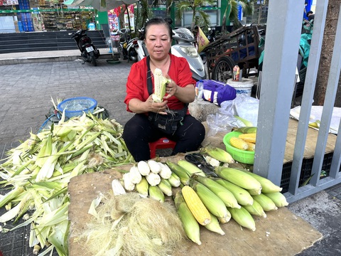 Ăn bắp tăng hay giảm cân?- Ảnh 1. Bắp được bày bán ở chợ Tân Sơn Nhất, TP.HCM - Ảnh: THÙY DƯƠNG