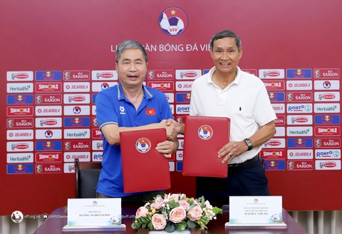HLV Mai Đức Chung trở lại dẫn dắt đội tuyển nữ Việt Nam- Ảnh 1. HLV Mai Đức Chung (phải) cùng Tổng thư ký VFF Dương Nghiệp Khôi ở lễ ký kết - Ảnh: VFF