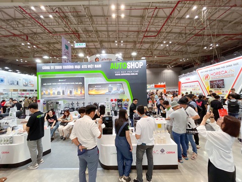 Chen chân nếm thử trà, cà phê tại Café show và triển lãm trà Việt Nam- Ảnh 2. Gian hàng trưng bày máy pha chế Autoshop thu hút đông đúc khách tham quan tìm hiểu, nếm thử cà phê - Ảnh: BTC