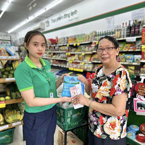 Saigon Co.op tặng 450.000 phần quà tri ân khách hàng mừng tháng sinh nhật- Ảnh 1. Khách hàng nhận quà từ chương trình tri ân đặc biệt kỷ niệm 35 năm thành lập Saigon Co.op - Ảnh: SAIGON CO.OP
