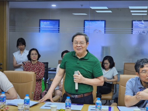 Xu hướng mới của thế giới trong phẫu thuật tái tạo chức năng mắt- Ảnh 3. Ông Đỗ Như Hơn, nguyên giám đốc Bệnh viện Mắt Trung ương phát biểu tại hội thảo