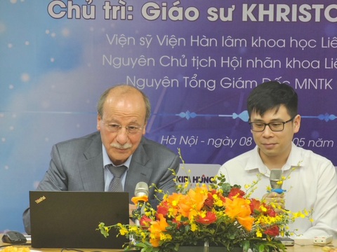 Xu hướng mới của thế giới trong phẫu thuật tái tạo chức năng mắt- Ảnh 1. GS.TS Khristo Takhchidi - Viện sỹ Viện Hàm lâm khoa học Liên bang Nga, bàn tay vàng phẫu thuật dịch kính võng mạc của Châu Âu (bên trái ảnh) phát biểu tại hội thảo