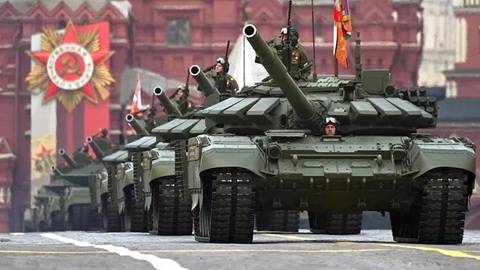 Nga duyệt binh Ngày Chiến thắng, ông Putin răn đe phương Tây- Ảnh 1. Xe tăng T-72B3M tiến vào quảng trường Đỏ, trung tâm thủ đô Matxcơva sáng 9-5 - Ảnh: RIA NOVOSTI