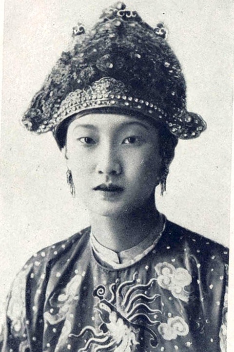 Chân dung Nam Phương hoàng hậu thời sống trong Cấm thành ở Huế. Chân dung Nam Phương hoàng hậu thời sống trong Cấm thành ở Huế.