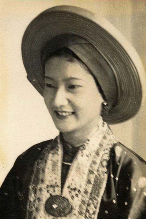 Nam Phương hoàng hậu diện áo dài Nhật Bình. Nam Phương hoàng hậu diện áo dài Nhật Bình.
