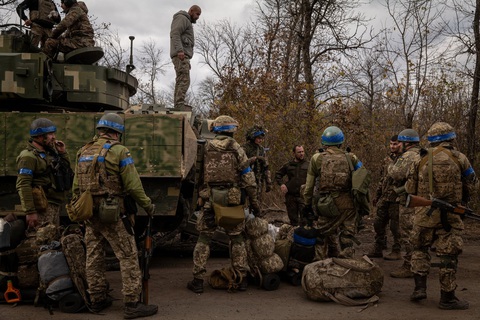 Một nhóm binh sĩ Ukraine đang luyện tập - Ảnh: NEW YORK TIMES Một nhóm binh sĩ Ukraine đang luyện tập - Ảnh: NEW YORK TIMES