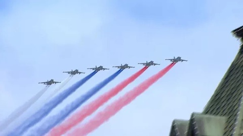 Nga duyệt binh Ngày Chiến thắng, ông Putin răn đe phương Tây- Ảnh 5. Sáu chiến đấu cơ Su-25 phun khói theo màu quốc kỳ Nga kết thúc phần duyệt binh hoành tráng vào sáng 9-5 - Ảnh: RIA NOVOSTI