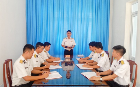 Chuyện về người chỉ huy ban tác chiến của Lữ đoàn tàu săn ngầm- Ảnh 1. Trung tá Nguyễn Như Quỳnh - trưởng ban tác chiến - tổ chức giao ban quán triệt nhiệm vụ cho ban tác chiến - Ảnh: ANH THƠ