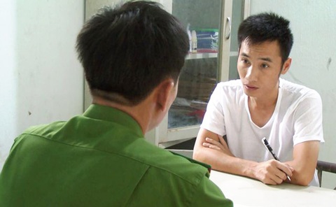 Thuê 6 ô tô, dùng giấy đăng ký xe giả đem đi cầm lấy tiền trả nợ- Ảnh 1. Duy tại cơ quan điều tra - Ảnh: QUỐC HUY