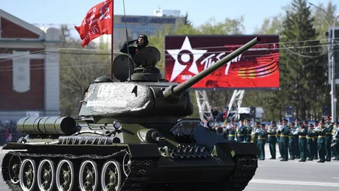 Nga duyệt binh Ngày Chiến thắng, ông Putin răn đe phương Tây- Ảnh 8. Xe tăng hạng trung T-34/85, loại xe tăng được sử dụng chủ yếu trong Chiến tranh Vệ quốc vĩ đại (1941 - 1945) xuất hiện trên quảng trường Novosibirsk - Lenin vào sáng 9-5 - Ảnh: RIA NOVOSTI