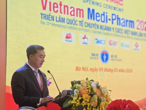 Ông Trần Văn Thuấn, thứ trưởng Bộ Y tế phát biểu khai mạc triển lãm - Ảnh: D.LIỄU Ông Trần Văn Thuấn, thứ trưởng Bộ Y tế, phát biểu khai mạc triển lãm - Ảnh: D.LIỄU