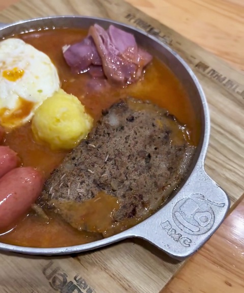 Đi ăn bánh mì chảo, khách tá hỏa phát hiện pate lúc nhúc giòi- Ảnh 1. Thực khách tá hỏa với miếng pate lúc nhúc giòi khi đi ăn bánh mì chảo tại cửa hàng Cột Điện Quán cơ sở Thái Bình - Ảnh cắt từ video