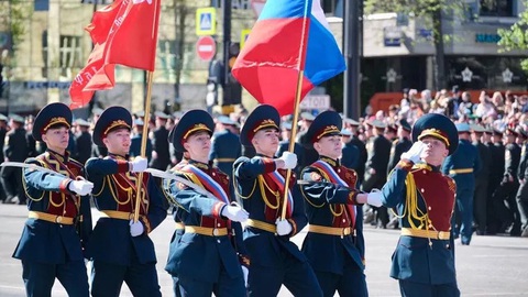 Nga duyệt binh Ngày Chiến thắng, ông Putin răn đe phương Tây- Ảnh 10. Duyệt binh ở thành phố Perm, miền đông nước Nga - Ảnh: RIA NOVOSTI