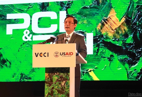 PCI 2023: Doanh nghiệp khó tiếp cận đất đai, chính quyền ít năng động hơn- Ảnh 1. Ông Phạm Tấn Công, chủ tịch VCCI, phát biểu tại hội nghị công bố PCI 2023 - Ảnh: B.NGỌC
