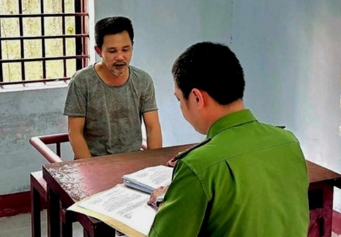 Người đâm trọng thương phó chánh án bị khởi tố tội 'giết người'- Ảnh 1. Cơ quan điều tra lấy lời khai của ông Tuân liên quan đến vụ đâm phó chánh án Tòa án nhân dân huyện Cam Lộ - Ảnh: T.K.