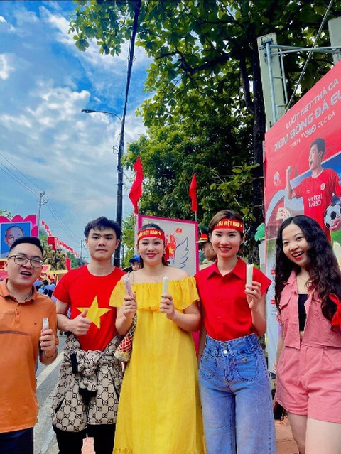 Chị Hằng (áo vàng) còn rủ rê các bạn trẻ phát sữa chua miễn phí cho khách du lịch cùng nhà mình - Ảnh: NVCC Chị Hằng (áo vàng) còn rủ rê các bạn trẻ phát sữa chua miễn phí cho khách du lịch cùng nhà mình - Ảnh: NVCC