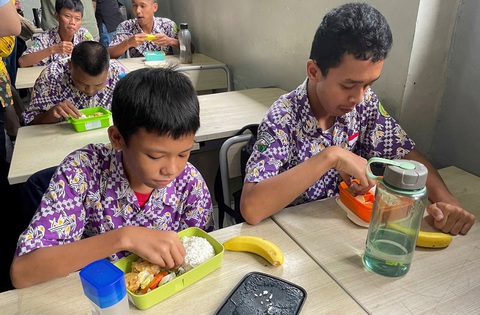 Indonesia sẽ triển khai chương trình Bữa trưa miễn phí từ năm 2025- Ảnh 1. Indonesia sẽ triển khai chương trình Bữa trưa miễn phí từ năm 2025- Ảnh 1.