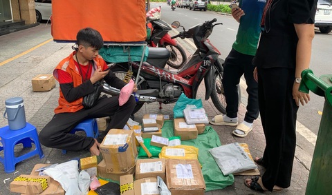 Chốt đơn thành niềm vui, săn sale món rẻ rồi bỏ xó- Ảnh 1. Shipper giao hàng cho nhân viên văn phòng tại quận 1, TP.HCM - Ảnh: YẾN TRINH