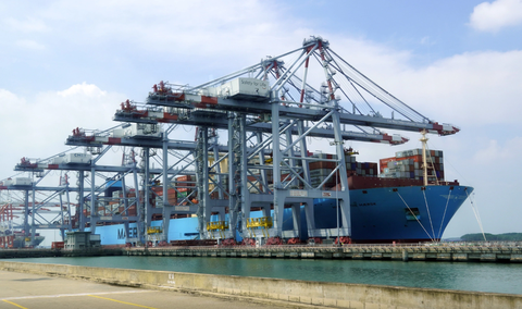 Thống nhất cho cảng quốc tế Cái Mép tiếp nhận siêu tàu container- Ảnh 1. Tàu container Margrethe Maersk trọng tải 214.121 tấn làm hàng tại cảng CMIT sáng 26-10-2020 - Ảnh: ĐÔNG HÀ