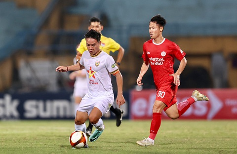 Đinh Thanh Trung bị giữ vì dùng ma túy, thần tượng của nhiều cầu thủ trẻ sụp đổ- Ảnh 2. Thanh Trung (trái) trong trận gặp Thể Công - Viettel ở V-League 2023-2024 - Ảnh: VPF