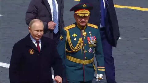 Nga duyệt binh Ngày Chiến thắng, ông Putin răn đe phương Tây- Ảnh 6. Tổng thống Nga Vladimir Putin và Bộ trưởng Bộ Quốc phòng Nga Sergei Shoigu đi dọc quảng trường Đỏ và trò chuyện sau buổi duyệt binh - Ảnh: RIA NOVOSTI