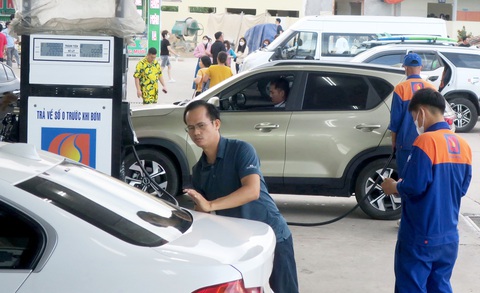 Khách đổ xăng tại một trạm dừng chân trên cao tốc thuộc tỉnh Đồng Nai - Ảnh: T.T.D. Khách đổ xăng tại một trạm dừng chân trên cao tốc thuộc tỉnh Đồng Nai - Ảnh: T.T.D.