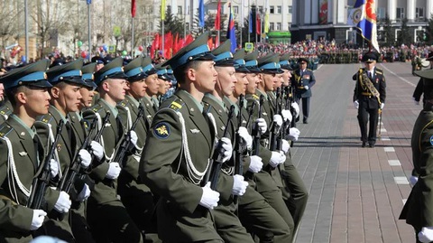 Nga duyệt binh Ngày Chiến thắng, ông Putin răn đe phương Tây- Ảnh 7. Duyệt binh ở thành phố Ulan-Ude, thủ phủ Cộng hòa Buryat, thuộc Nga - Ảnh: RIA NOVOSTI