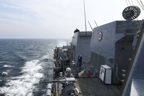 Tàu khu trục tên lửa dẫn đường USS Halsey, lớp Arleigh Burke, của Hải quân Mỹ, đi qua eo biển Đài Loan, ngày 8-5 - Ảnh: 7TH FLEET Tàu khu trục tên lửa dẫn đường USS Halsey, lớp Arleigh Burke, của hải quân Mỹ, đi qua eo biển Đài Loan, ngày 8-5 - Ảnh: 7TH FLEET
