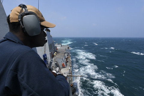 Quân nhân trên tàu USS Halsey đi qua eo biển Đài Loan - Ảnh: 7TH FLEET Quân nhân trên tàu USS Halsey đi qua eo biển Đài Loan - Ảnh: 7TH FLEET