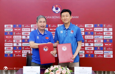 VFF ký hợp đồng với trợ lý người Hàn cho tân HLV trưởng- Ảnh 1. Tổng thư ký VFF Dương Nghiệp Khôi (trái) cùng ông Choi Won Kwon ở lễ ký kết - Ảnh: VFF